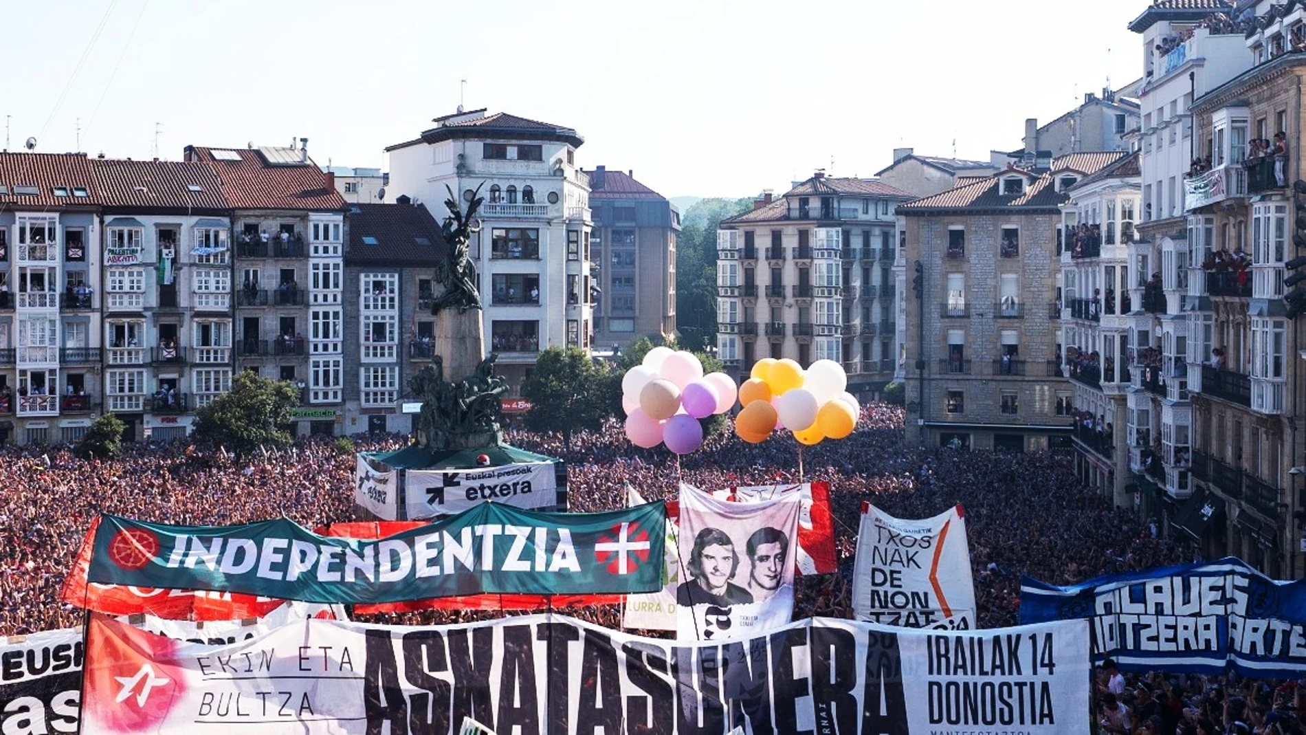 Una manifestación a favor de los etarras presos y de la independencia del País Vasco en Vitoria