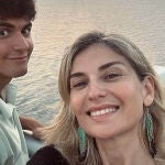 Sandra Golpe junto a su hijo David