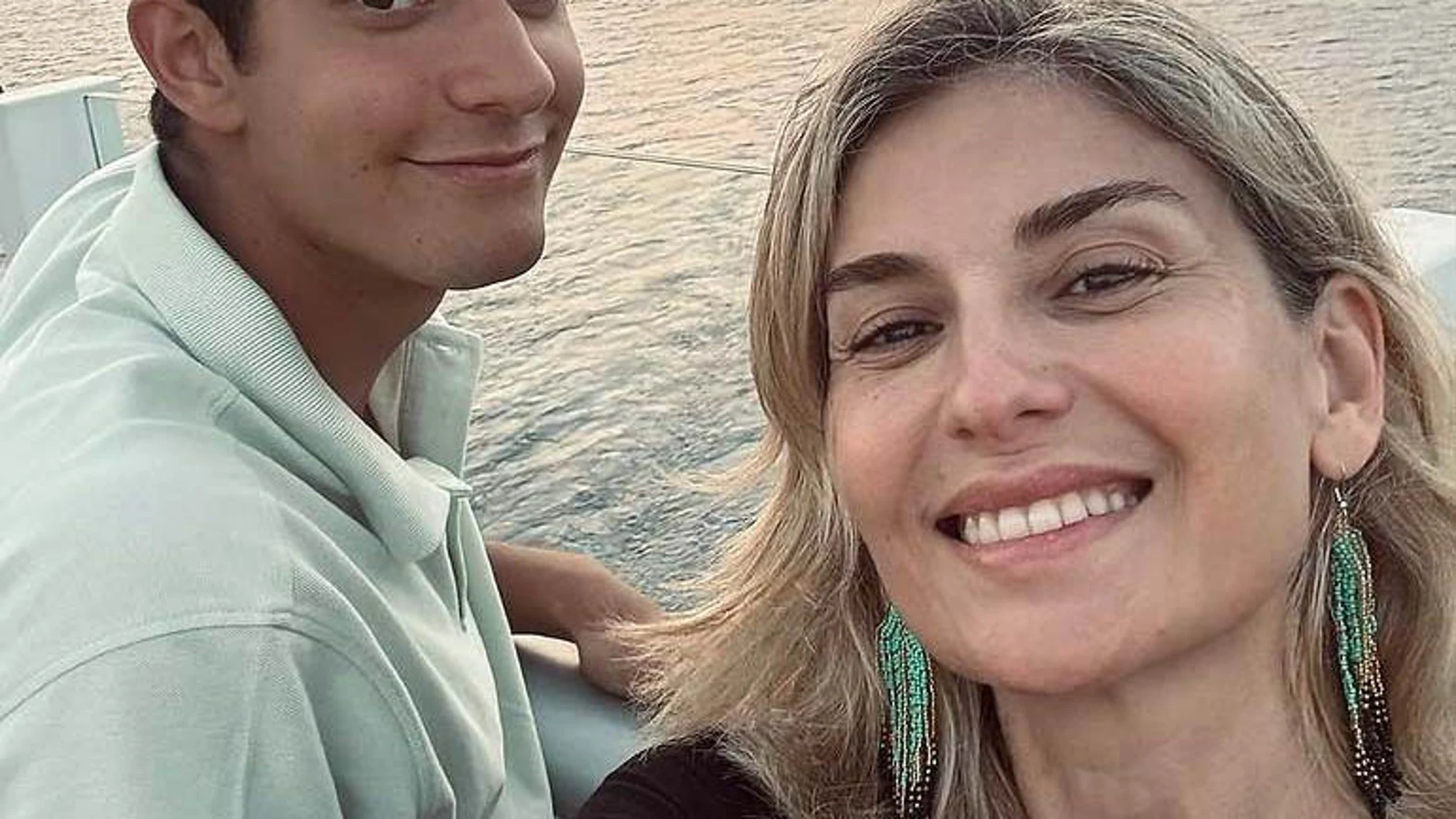 Sandra Golpe junto a su hijo David