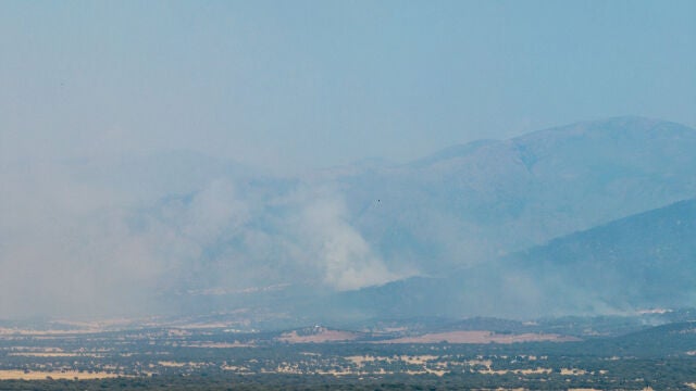 Doce medios aéreos tratan de cerrar el perímetro del incendio de Jarilla que alcanza ya los 48 kilómetros