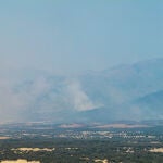 Doce medios aéreos tratan de cerrar el perímetro del incendio de Jarilla que alcanza ya los 48 kilómetros