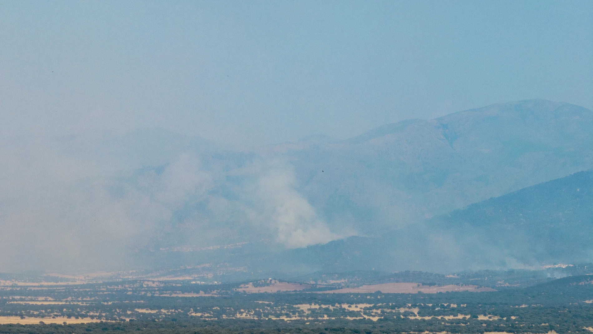 Vista del fuego, a 14 de agosto de 2025, en Cáceres, Extremadura (España). El incendio que se originó en Jarilla continúa avanzando sin control después de tres días, tras haber arrasado 4.600 hectáreas en un perímetro que alcanza ya los 48 kilómetros. El objetivo de los responsables de las labores de extinción es cerrar el perímetro concentrando en la zona un operativo formado por 321 efectivos y doce medios aéreos. 14 AGOSTO 2025;INCENDIO;FUEGO;EXTREMEÑOS;NIVEL 2;EXTINCIÓN;DRON;PANORÁMICA;P...