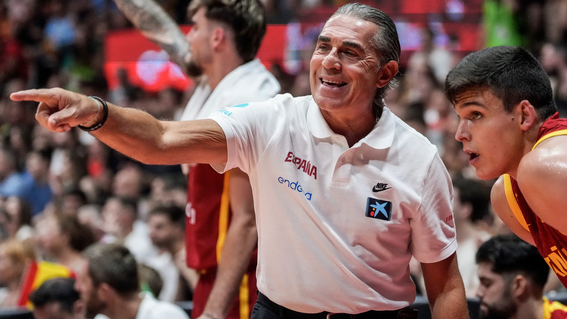 BADALONA, 14/08/2025.- El seleccionador nacional de baloncesto Sergio Scariolo (i) da instrucciones a Jaime Pradilla durante el partido amistoso preparatorio para el Eurobasket 2025 que los combinados nacionales de España y Francia juegan hoy Jueves en Badalona. EFE/ Enric Fontcuberta.