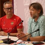 El concejal de Fiestas, Francisco Fernández, y el presidente del Club de Atletismo Saborea Cuatro Cantones, Mariano Calvo, presentan la tercera edición de la Carrera Holi San Antolín