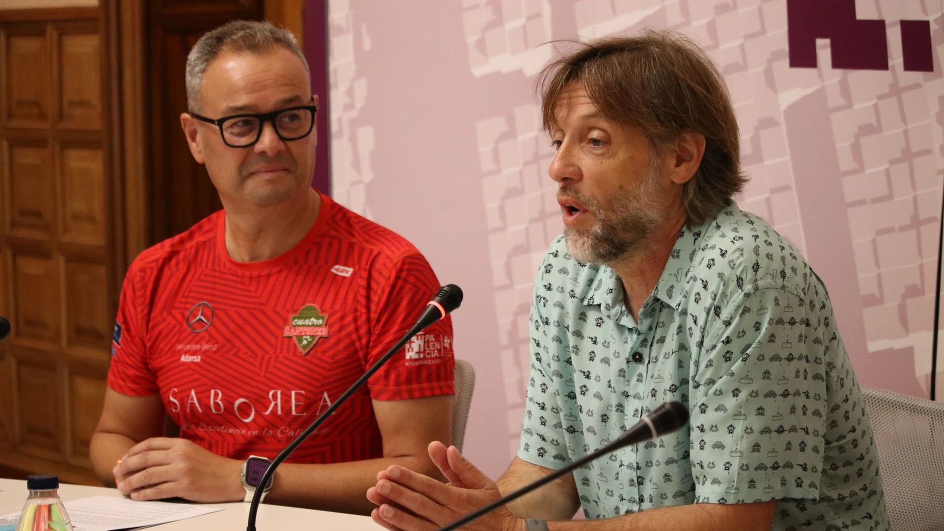 El concejal de Fiestas, Francisco Fernández, y el presidente del Club de Atletismo Saborea Cuatro Cantones, Mariano Calvo, presentan la tercera edición de la Carrera Holi San Antolín