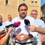 El presidente regional del PP, atiende a los medios de comunicación en Hellín.