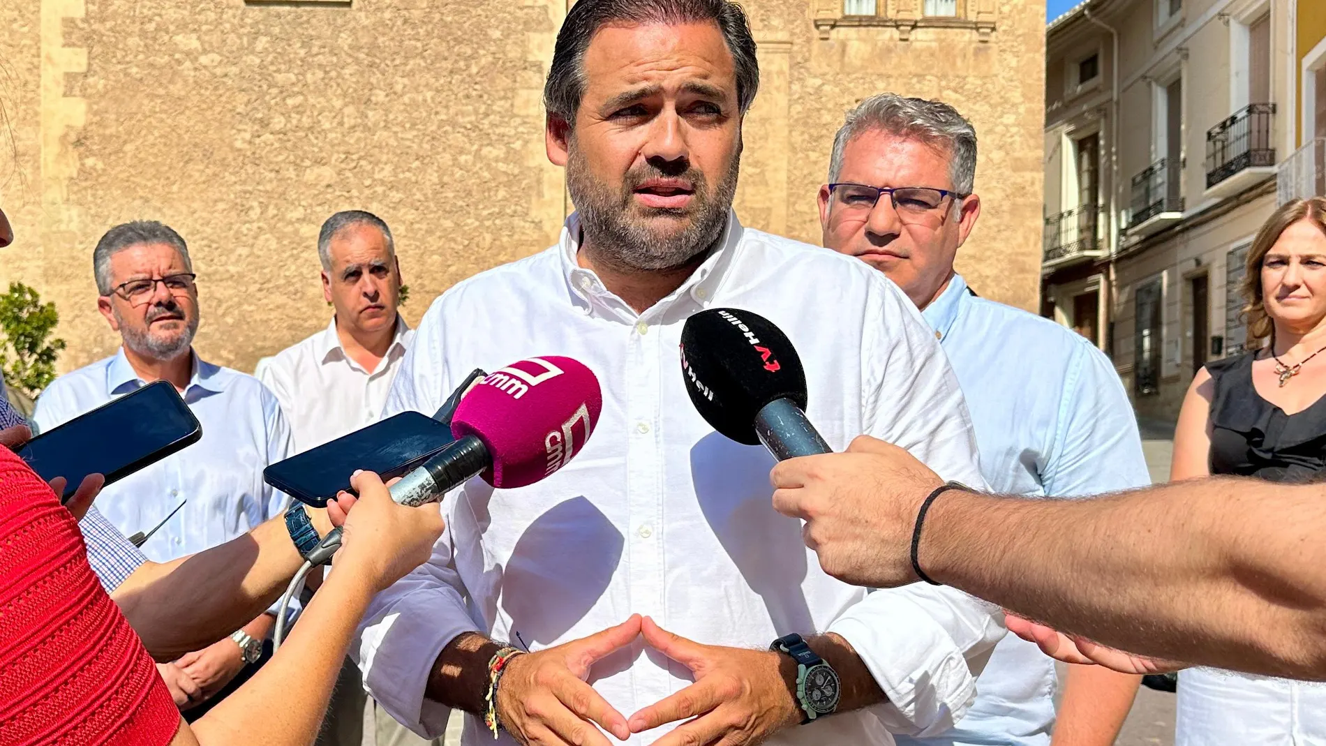 El presidente regional del PP, atiende a los medios de comunicación en Hellín.