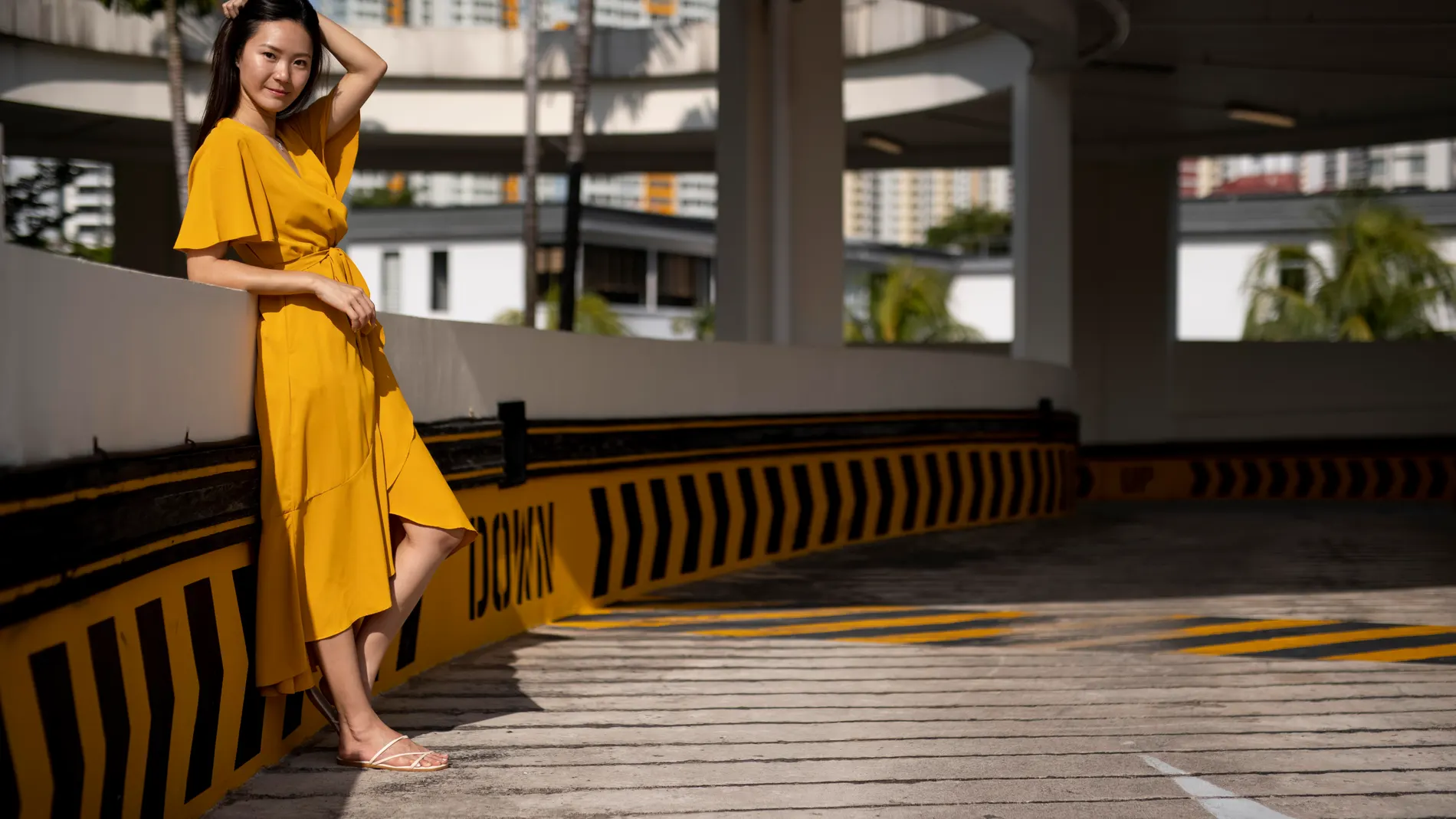 Mujer con pantalón de estilo culotte