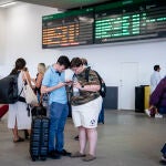 Arranca la cuarta operación salida del verano mientras Renfe mantiene interrumpida la circulación de trenes entre Galicia y Madrid por los incendios