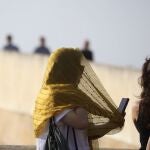Varios paseantes se protegen del sol en Córdoba