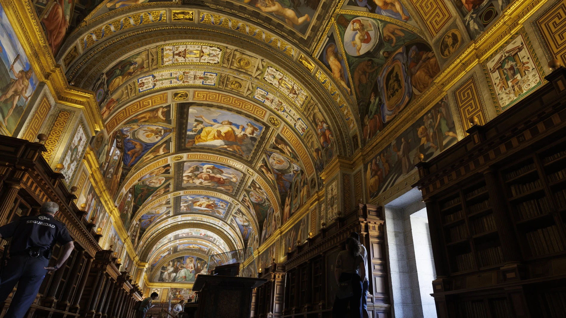 Turistas durante la visita a la Biblioteca Real en el Real Monasterio de El Escorial en San Lorenzo de El Escorial, Madrid