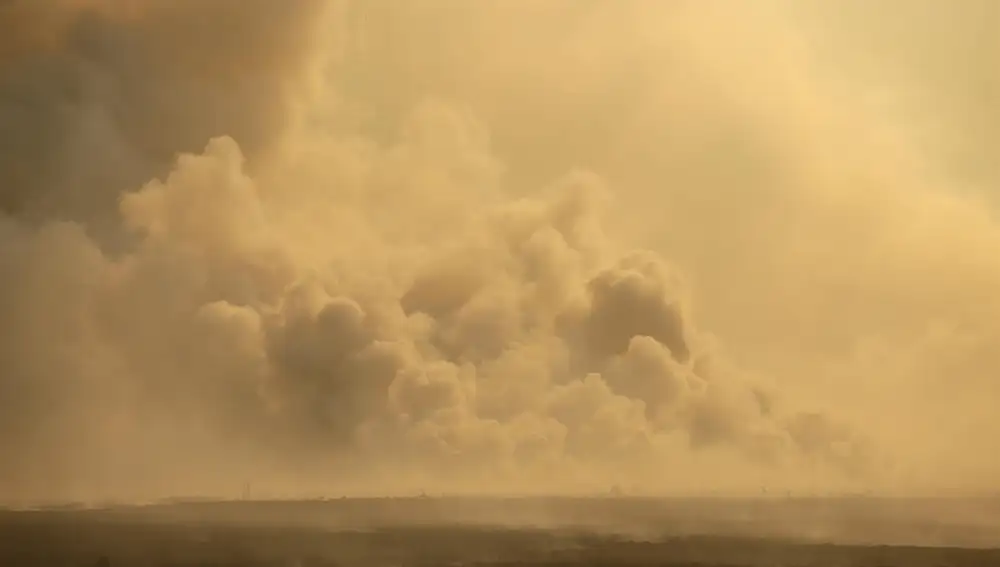 Sucesos.- El incendio forestal de Molezuelas de la Carballeda (Zamora) que pasó a León afecta a unas 31.500 hectáreas