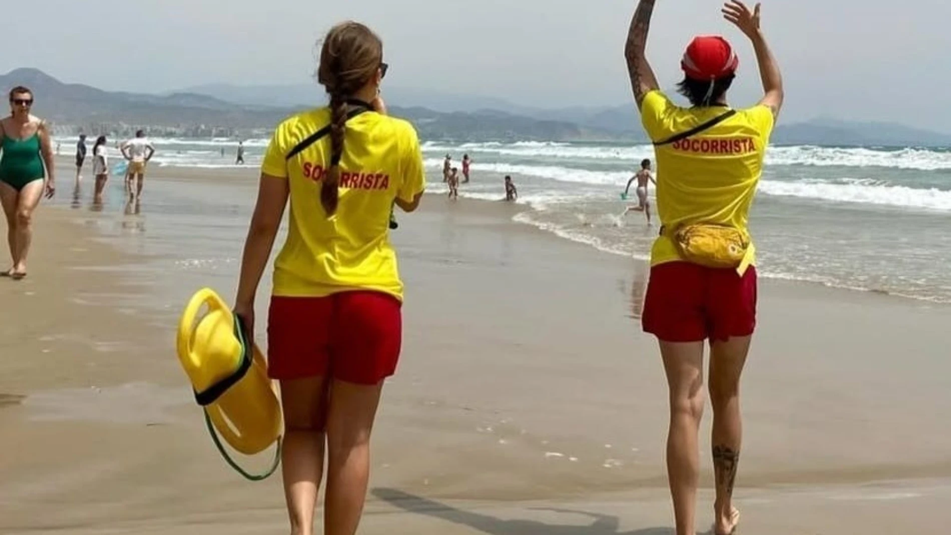 El Servicio de Salvamento y Socrorrismo del Ayuntamiento de Alicante en la playa REMITIDA / HANDOUT por AYUNTAMIENTO DE ALICANTE Fotografía remitida a medios de comunicación exclusivamente para ilustrar la noticia a la que hace referencia la imagen, y citando la procedencia de la imagen en la firma 14/08/2025