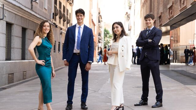 Cuatro jóvenes becados por la fundación la Caixa
