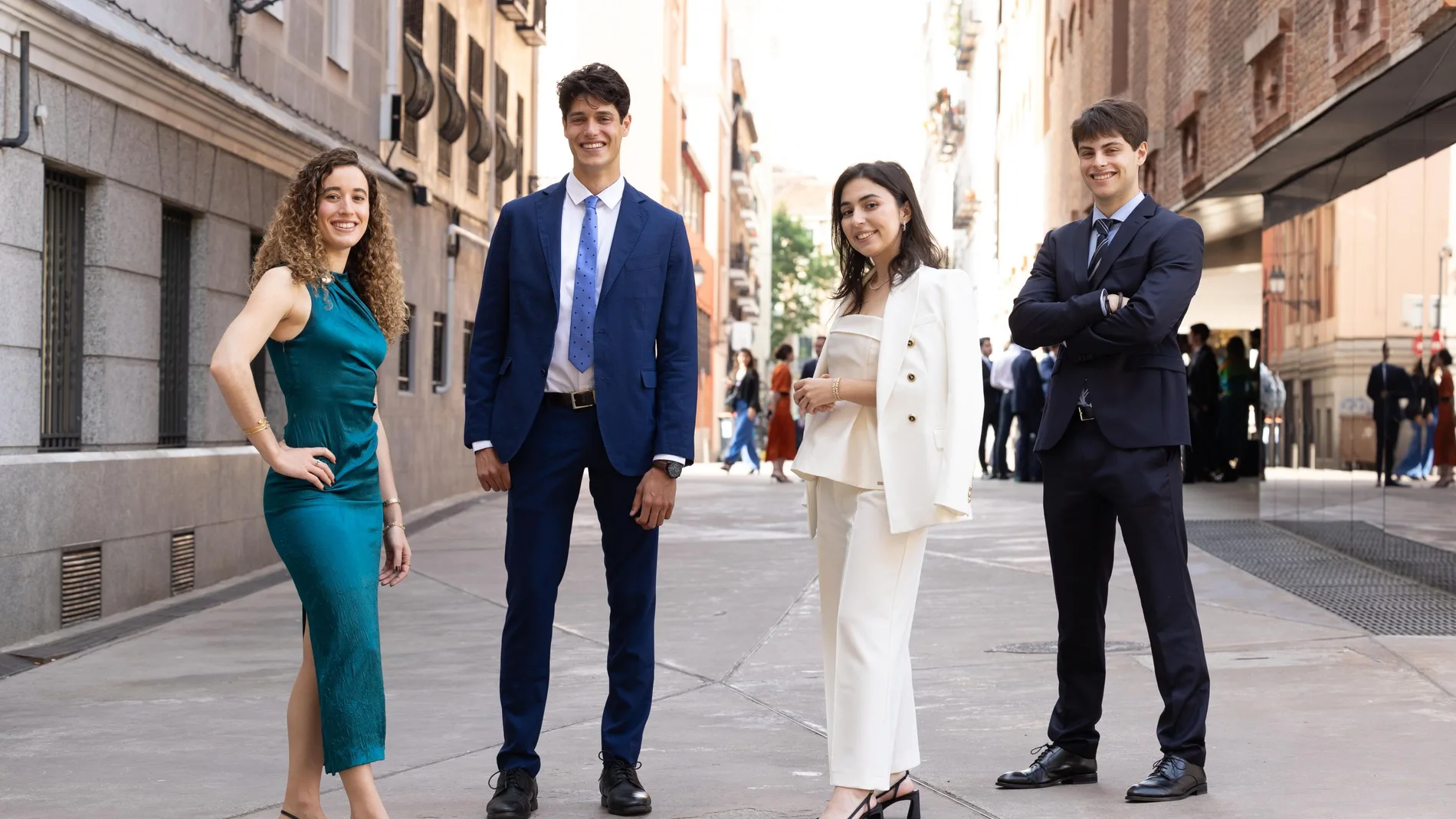 Cuatro jóvenes becados por la fundación la Caixa