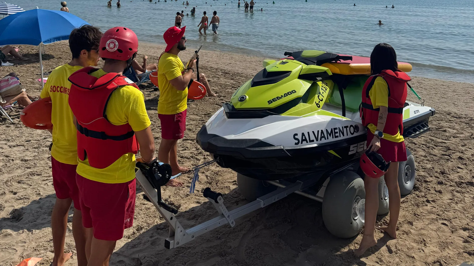 El Servicio de Socorrismo realiza en julio 50 rescates en las playas de Alicante