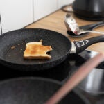 Los PFAS pueden estar en objetos cotidianos como una sartén de teflón, maquillaje o ropa impermeable