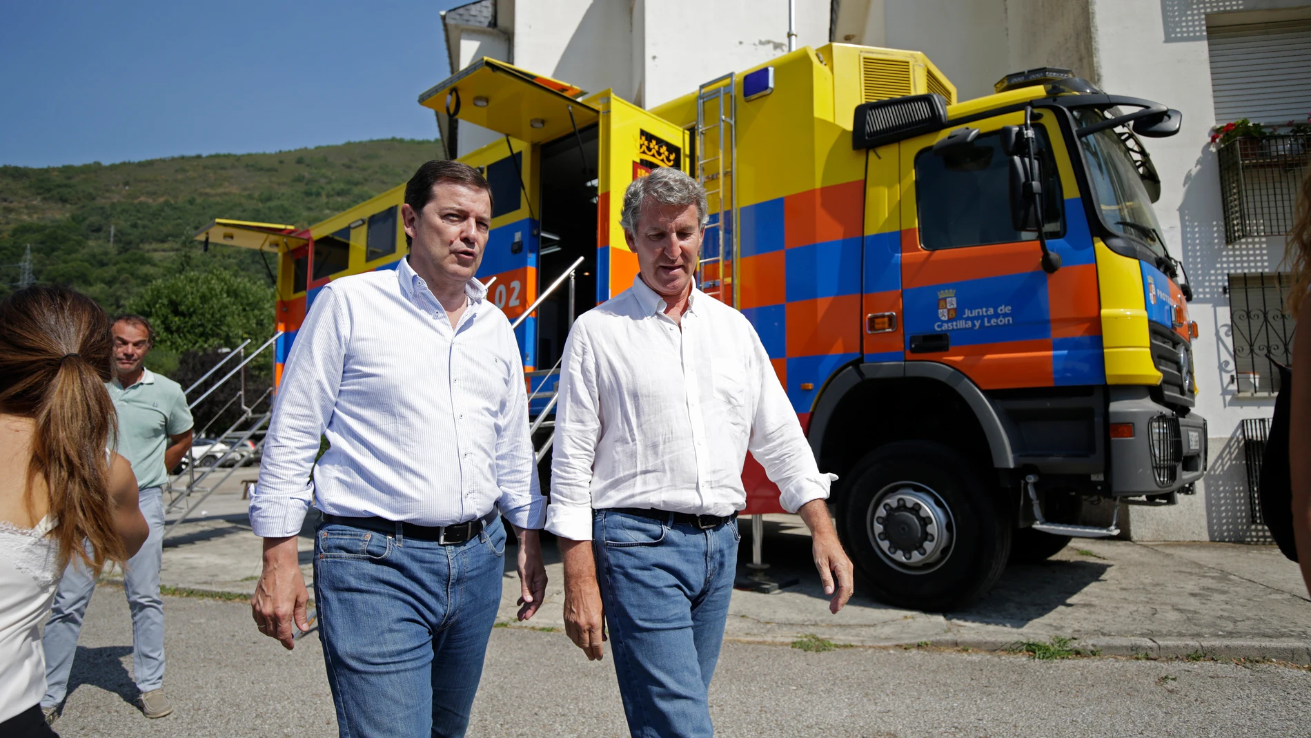 El presidente del Partido Popular, Alberto Núñez Feijóo (d), y el presidente de Castilla y León, Alfonso Fernández Mañueco (i), durante su visita al Puesto de Mando Avanzado de Palacios del Sil de la Junta de Castilla y León, a 15 de agosto de 2025, en Palacios del Sil, León, Castilla y León (España). Castilla y León, Galicia y Extremadura figuran entre las regiones más golpeadas por los incendios forestales registrados en España, que en los últimos días han provocado tres fallecimientos, var...