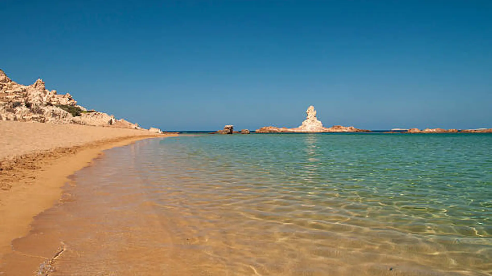 La cala de Baleares que esconde tres playas en su interior