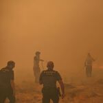 Guardias civiles trabajando en la primera línea de los incendios forestales
