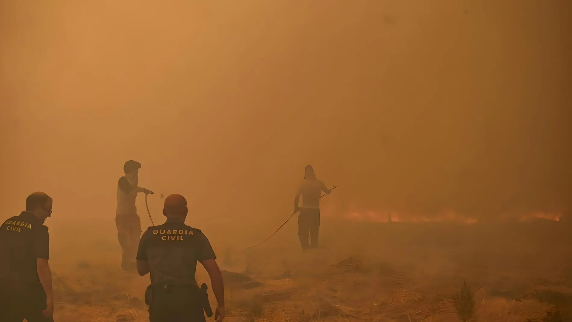 Guardias civiles trabajando en la primera línea de los incendios forestales