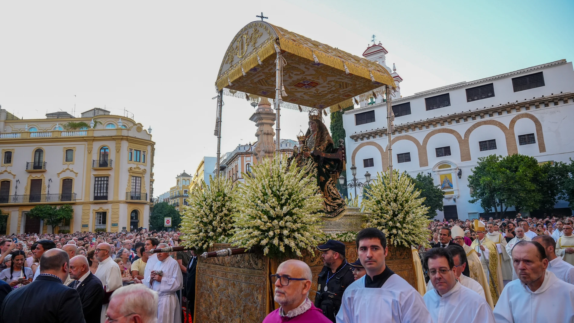 La Virgen de los Reyes por las calles de Sevilla. A 15 de agosto de 2025 en Sevilla, Andalucía (España). Sevilla celebra la tradicional procesión de la Virgen de los Reyes, patrona de la ciudad y de su Archidiócesis. La imagen recorre el entorno de la Catedral en un acto de gran devoción y arraigo popular. 15 AGOSTO 2025 Francisco J. Olmo / Europa Press 15/08/2025