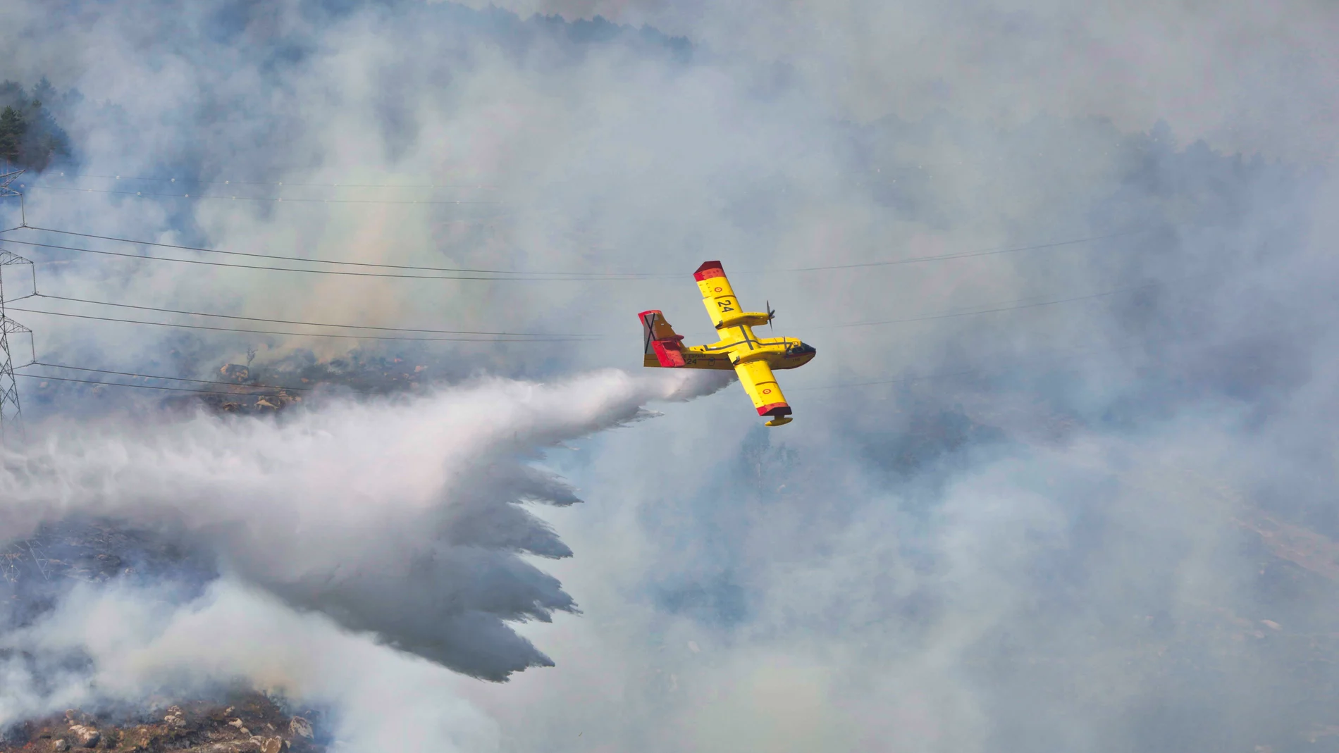 Labores de extinción de incendio en la provincia de León