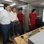 Feijóo y Mañueco durante la visita al puesto de control del incendio en León