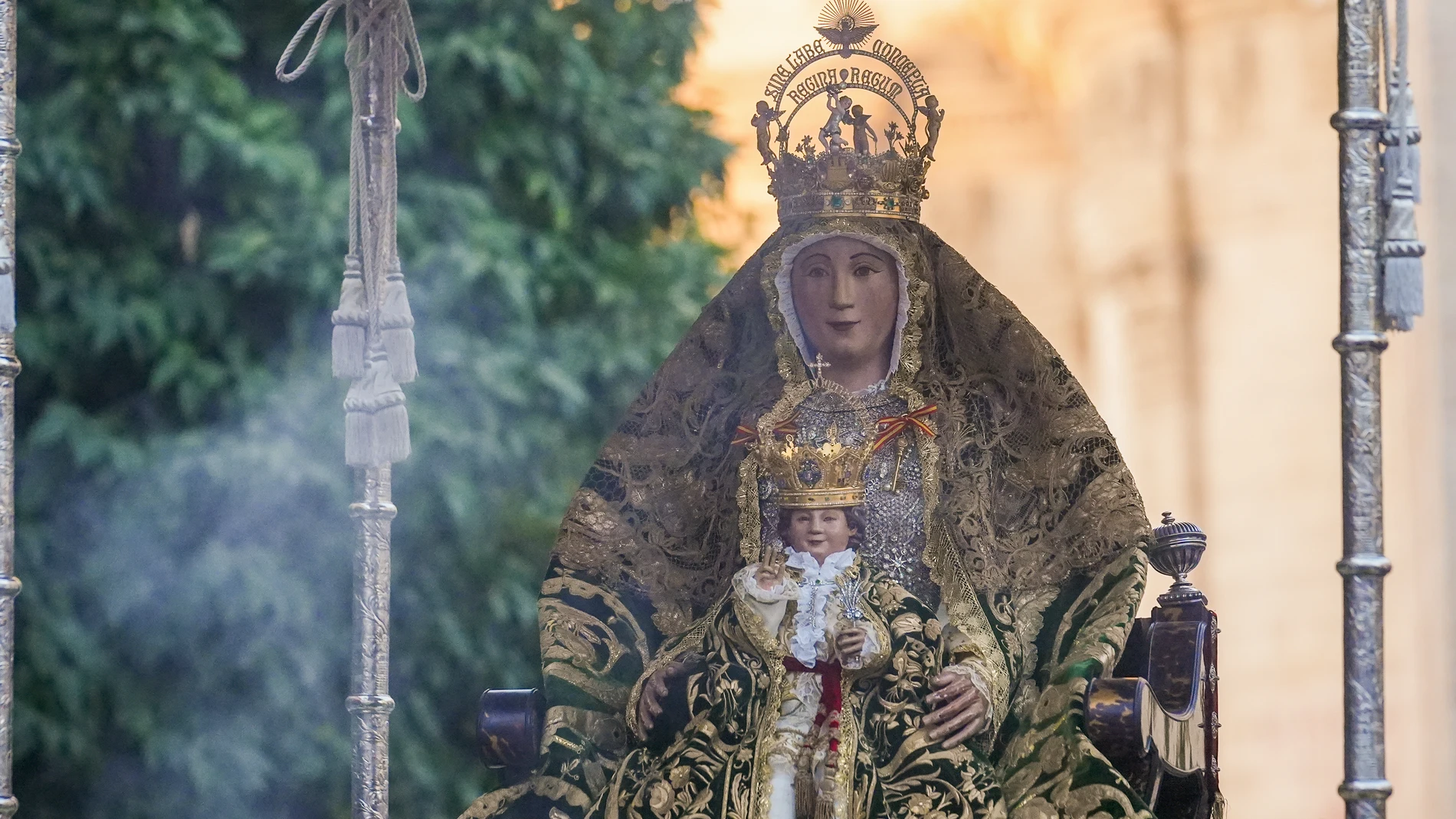 La Virgen de los Reyes por las calles de Sevilla. A 15 de agosto de 2025 en Sevilla, Andalucía (España). Sevilla celebra la tradicional procesión de la Virgen de los Reyes, patrona de la ciudad y de su Archidiócesis. La imagen recorre el entorno de la Catedral en un acto de gran devoción y arraigo popular. 15 AGOSTO 2025 Francisco J. Olmo / Europa Press 15/08/2025