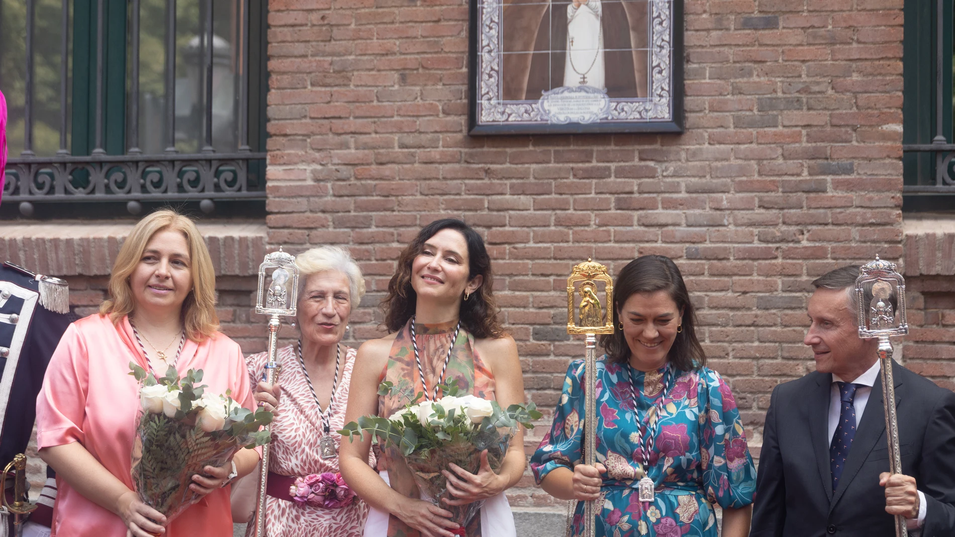 La vicealcaldesa de Madrid y alcaldesa en funciones, Inma Sanz (i); y la presidenta de la Comunidad de Madrid, Isabel Díaz Ayuso (c); durante la ofrenda floral, en la Iglesia de la Virgen de la Paloma, a 15 de agosto de 2025, en Madrid (España). Las Fiestas de la Paloma o Verbena de la Paloma es una celebración veraniega, en honor a la Virgen de la Paloma, localizada en su origen en el antiguo barrio de Calatrava, en las inmediaciones de la calle de Toledo y la plaza de la Cebada, en el distr...