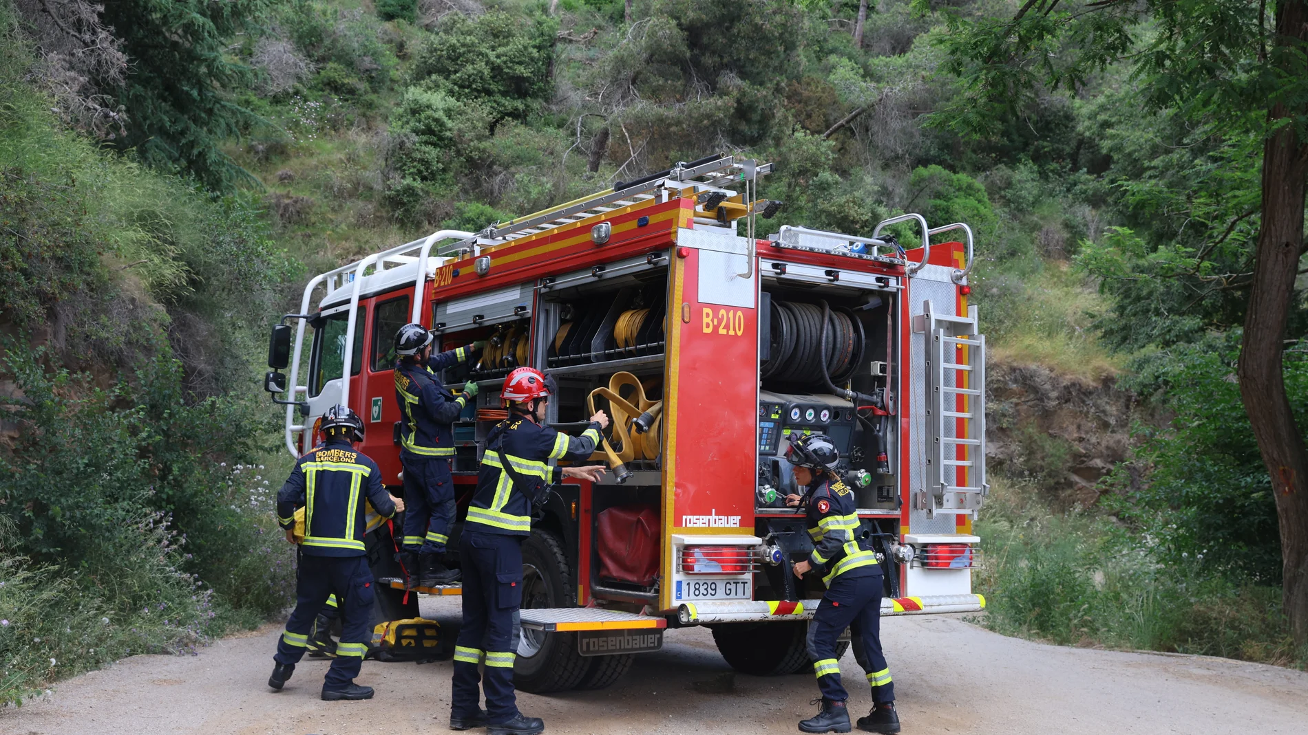 Una dotación de Bomberos en Collserola, Barcelona