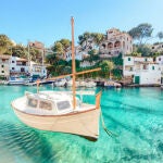 El paraíso Mediterráneo: un pueblo desconocido con un pueblo de casas de pescadores y aguas transpartentes
