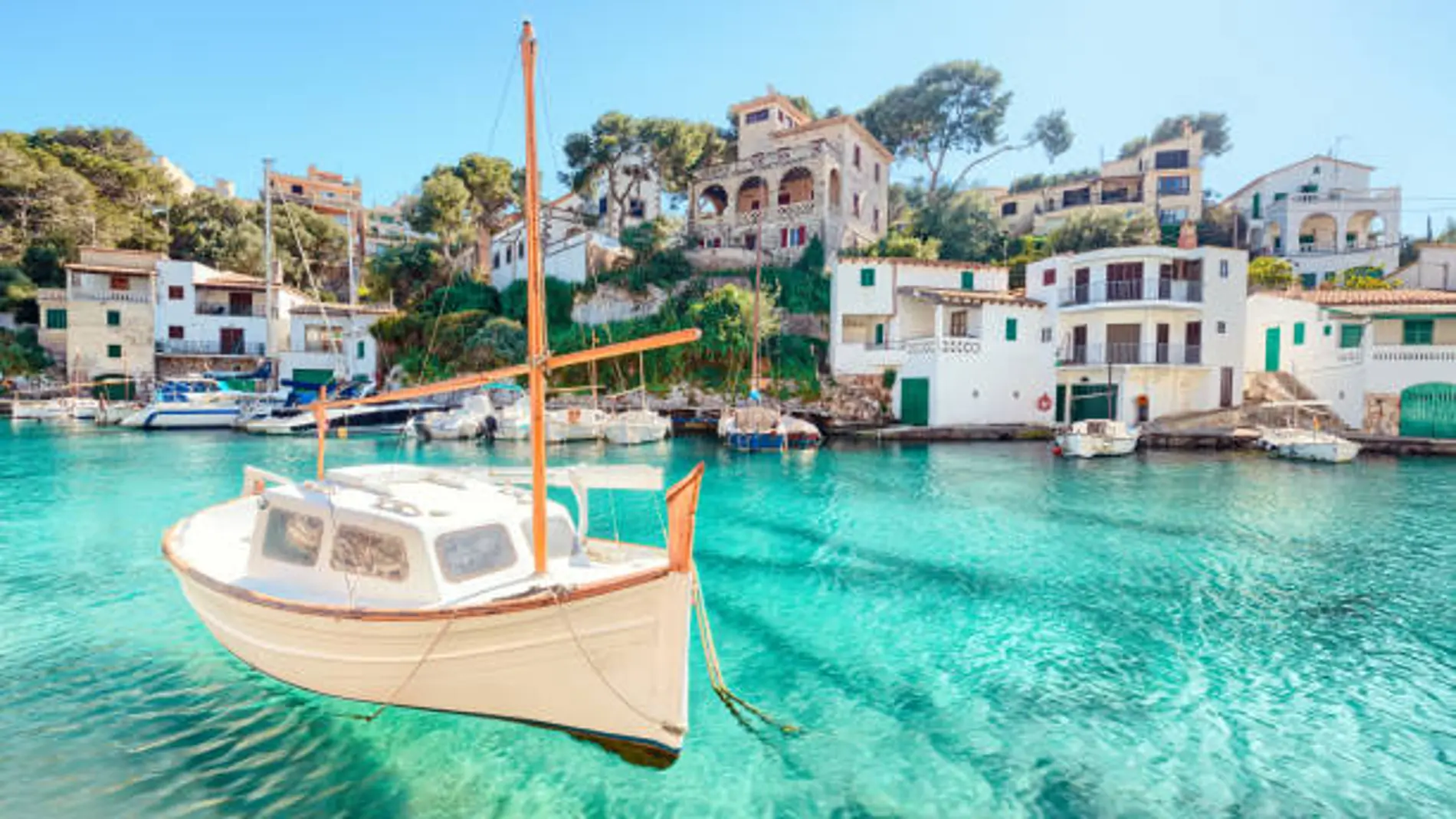 El paraíso Mediterráneo: un pueblo desconocido con un pueblo de casas de pescadores y aguas transpartentes
