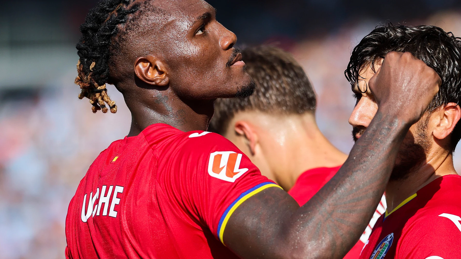 VIGO, 17/08/2025.- El delantero nigeriano del Getafe Christantus Uche celebra con sus compañeros tras marcar su gol al Celta de Vigo durante el partido de LaLiga disputado este domingo en el estadio de Balaídos en Vigo. EFE/ Salvador Sas