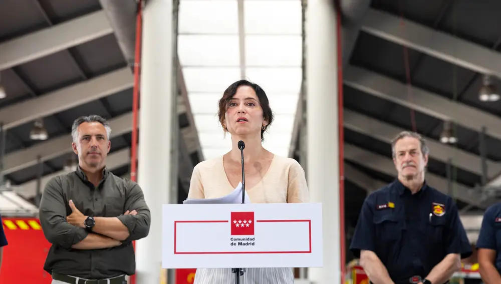 Isabel Díaz Ayuso, visita el parque de bomberos de Las Rozas para agradecer el trabajo de estos en los incendi