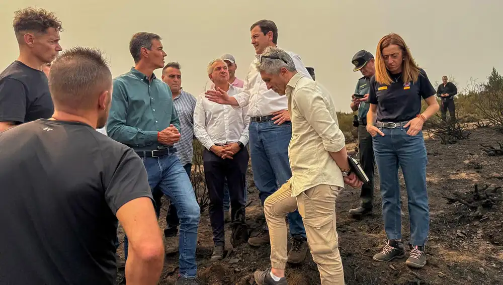 Alfonso Fernández Mañueco dialoga con Pedro Sánchez en Villablino, una de las zonas más afectadas por el incendio