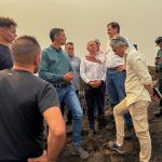 Alfonso Fernández Mañueco dialoga con Pedro Sánchez en Villablino, una de las zonas más afectadas por el incendio