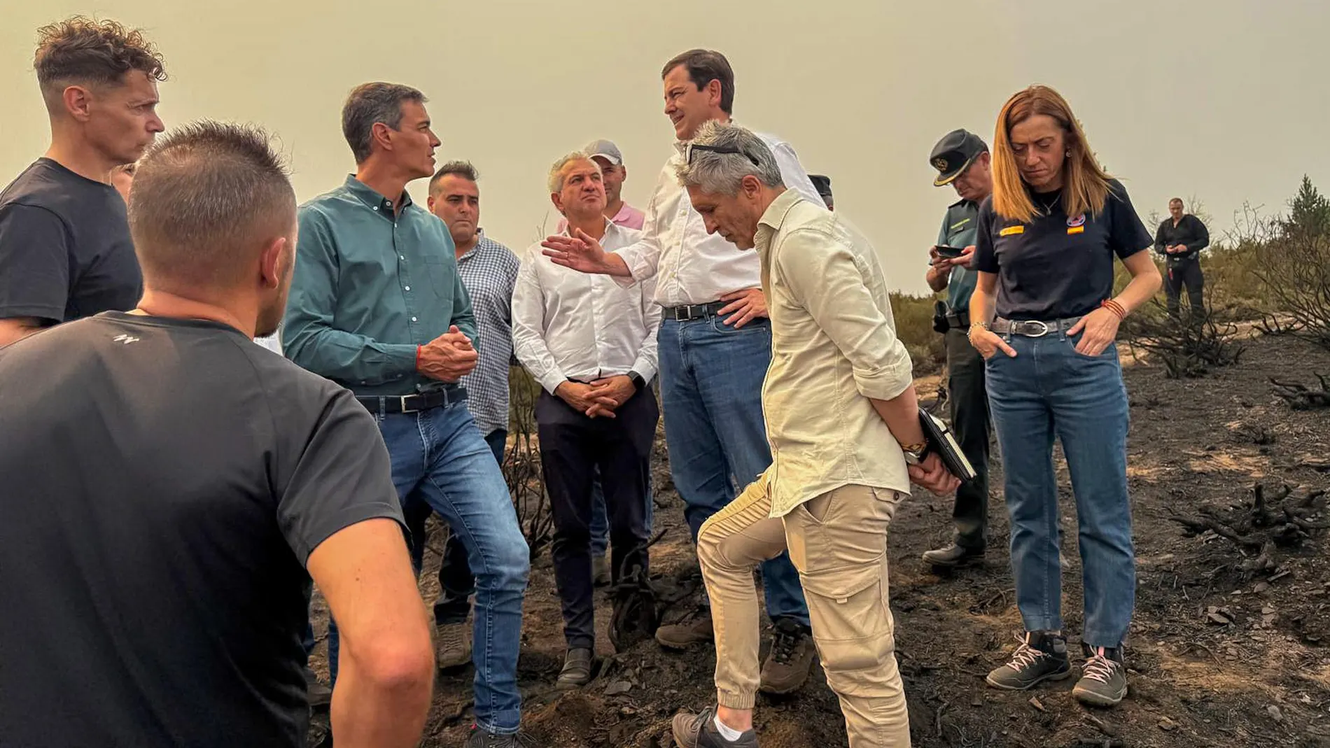 Alfonso Fernández Mañueco dialoga con Pedro Sánchez en Villablino, una de las zonas más afectadas por el incendio