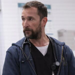 Noah Wyle interpreta al Doctor Robbie, protagonista de la serie, y dirigirá además un episodio