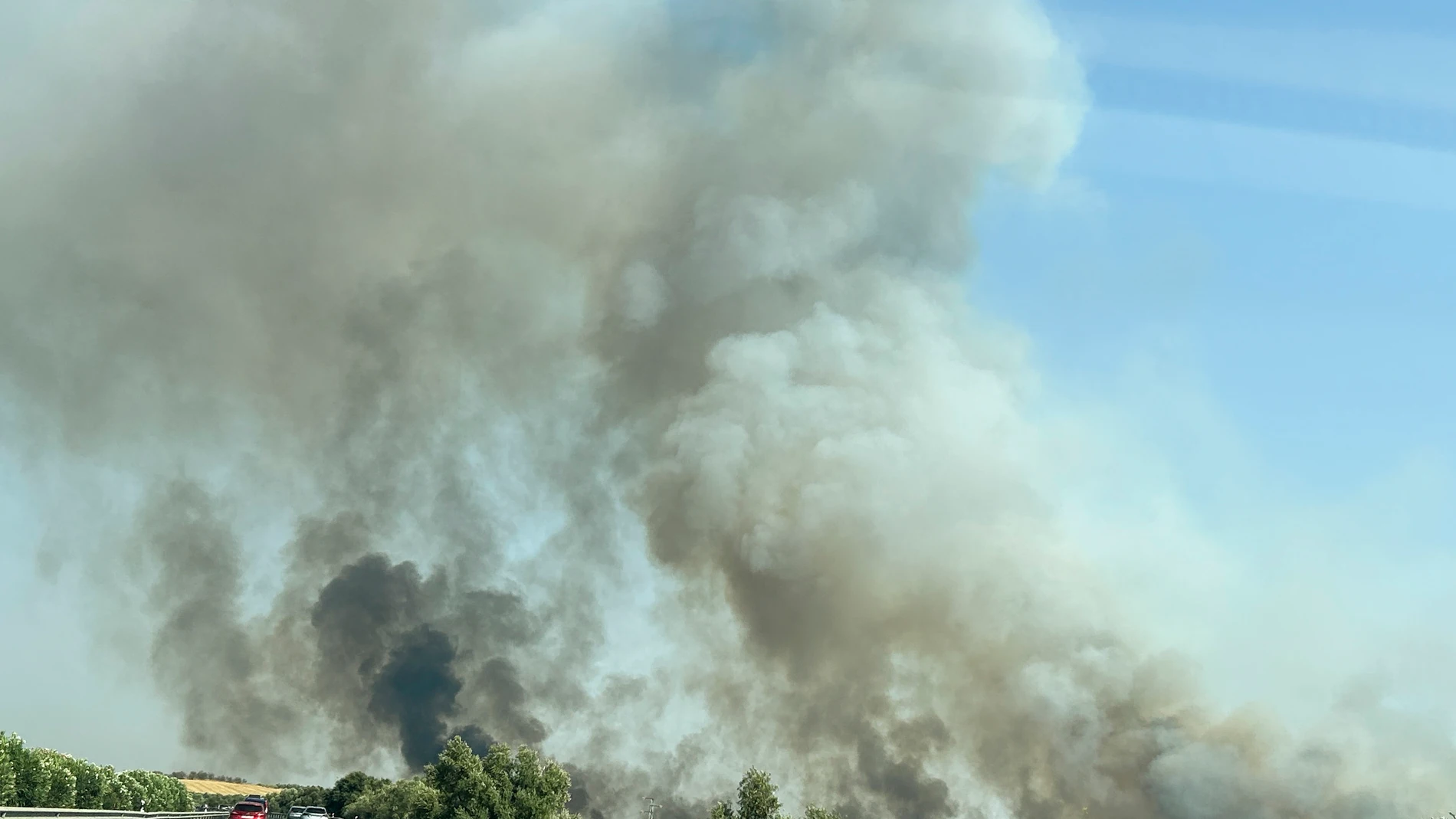 BONARES (HUELVA), 17/08/2025.- Vista del incendio forestal que afecta a un paraje de Bonares (Huelva), visto desde la autopista A-49. El incendio ha obligado a movilizar medios aéreos y terrestres, y es el segundo activo este domingo en la provincia de Huelva, donde también se trabaja en uno declarado en Aroche. EFE/Fermín Cabanillas