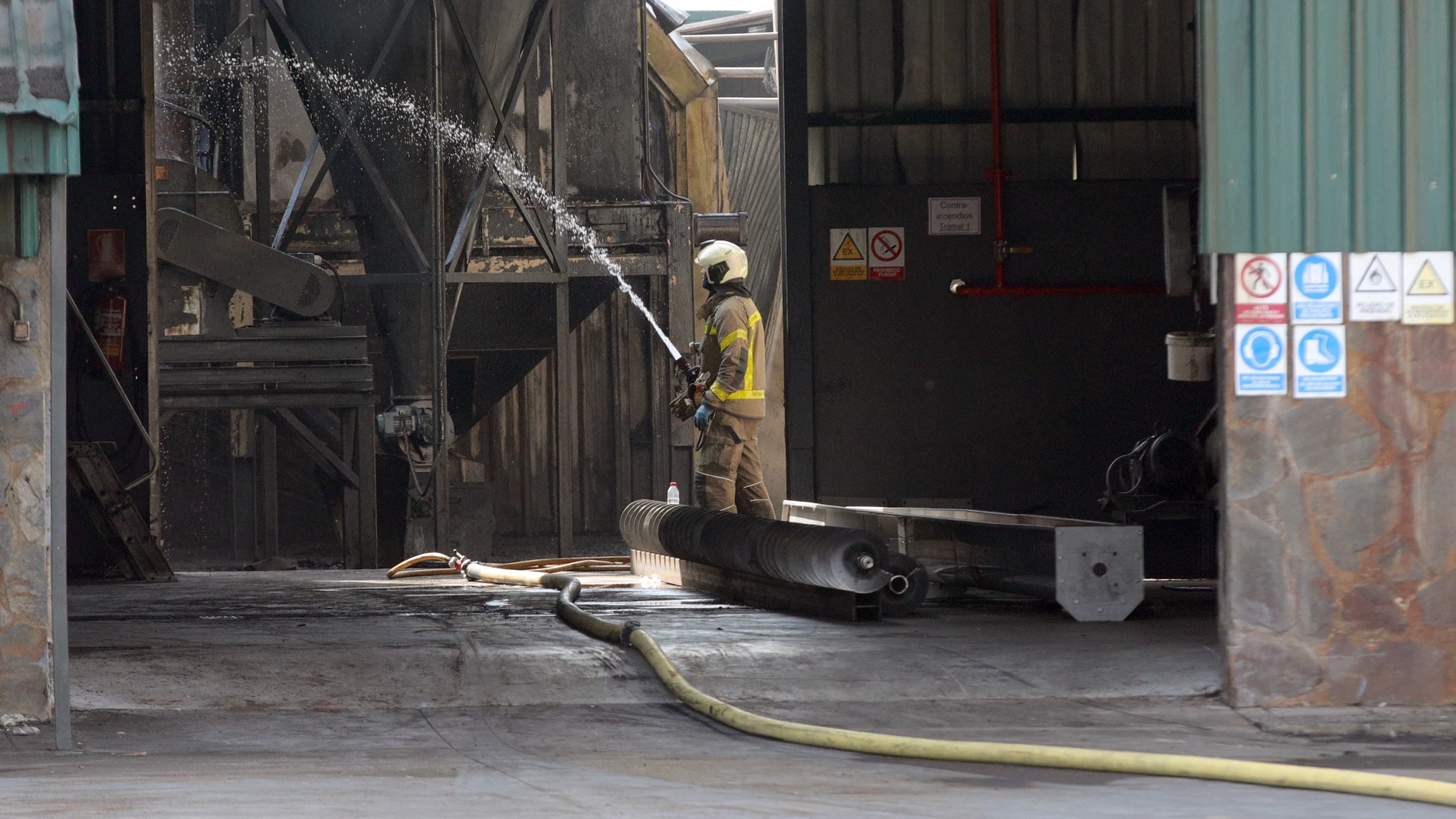 GRANADA (ANDALUCÍA), 17/08/2025.- Bomberos trabajan en la extinción de un incendio en la Fábrica de Aceites Sierra Sur, en el que fallecieron dos trabajadores en la madrugada de este domingo, en la localidad Granadina de Pinos Puente. El Ayuntamiento de Pinos Puente (Granada) ha decretado tres días de luto oficial y ha suspendido sus fiestas de agosto tras la muerte de dos trabajadores en el incendio de una fábrica de aceite, ocurrido en la madrugada de este domingo. EFE/ Pepe Torres