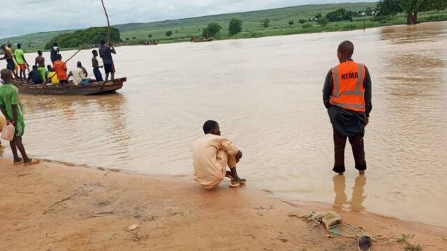 Más de 40 desparecidos en el naufragio de una barcaza en el noroeste de Nigeria