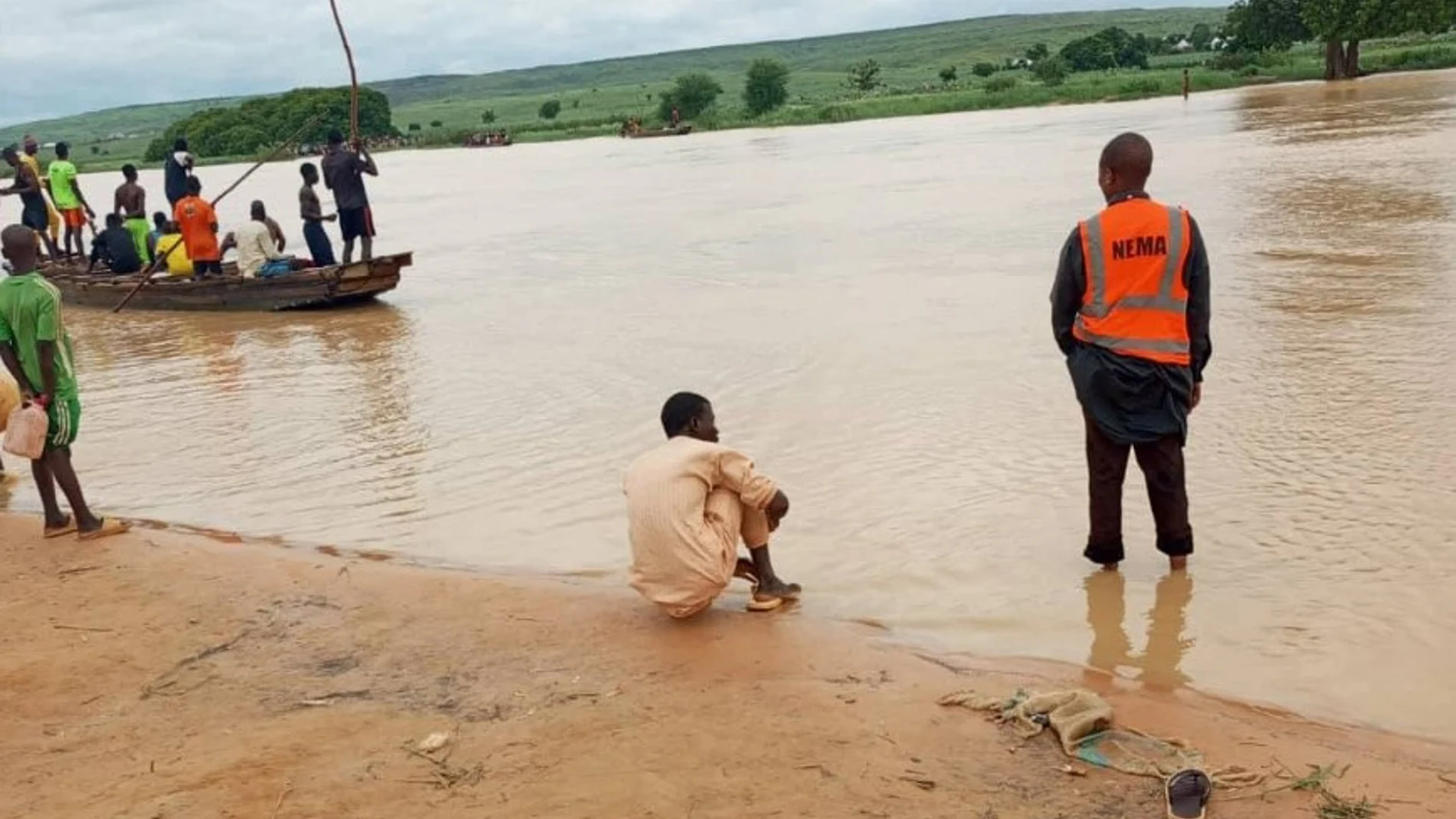 Más de 40 desparecidos en el naufragio de una barcaza en el noroeste de Nigeria