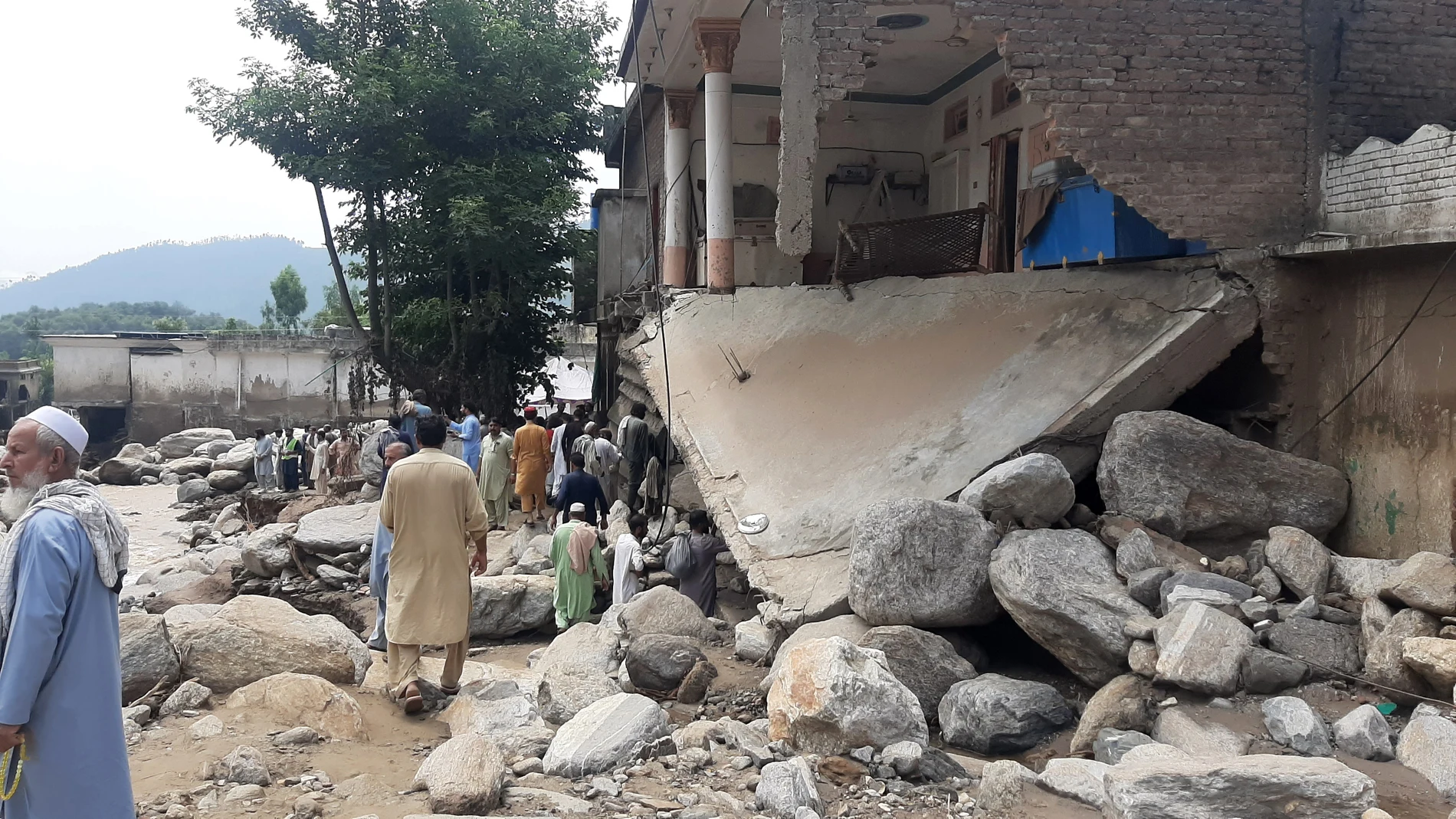 BUNER (Pakistan), 17/08/2025.- People survey a damaged area after flash floods in Buner, Khyber Pakhtunkhwa province, Pakistan, 17 August 2025. Heavy rains and cloudbursts followed by flash-floods in northern Pakistan killed at least 300 people, while at least 150 are still missing, as authorities were still struggling to provide relief goods to the affected regions, according to The National Disaster Management Authority (NDMA). (Inundaciones) EFE/EPA/NAVEED ALI
