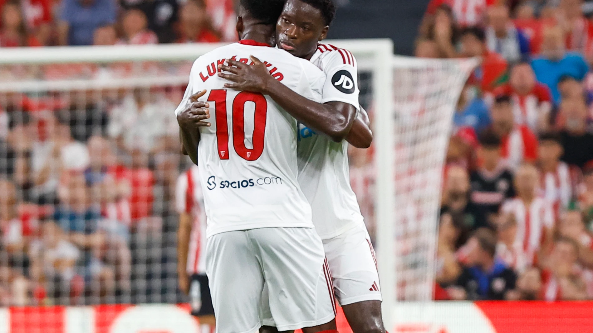 BILBAO, 17/08/2025.- El delantero belga del Sevilla Dodi Lukebakio (i) celebra su gol, primero del equipo, durante el partido de la primera jornada de LaLiga que Athletic de Bilbao y Sevilla FC disputan hoy domingo en San Mamés. EFE/Miguel Toña