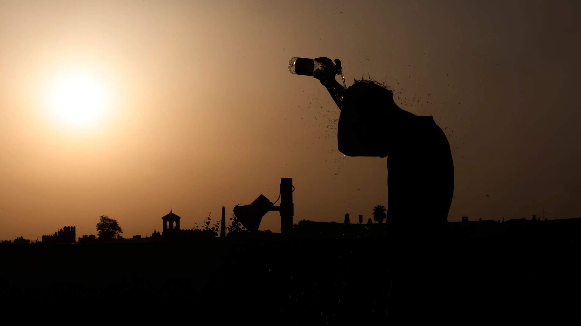 CORDOBA, 17/08/2025.- Una persona se refresca al atardecer en una jornada de altas temperaturas en la ciudad de Córdoba este domingo. La larga ola de calor que afecta a España desde comienzos de agosto encara la recta final, pero este domingo deja uno de los días más sofocantes, con temperaturas que a primera hora de la tarde marcaban 44,3 grados en Morón de la Frontera (Sevilla) y por encima de los 40 en muchas provincias. EFE/Salas