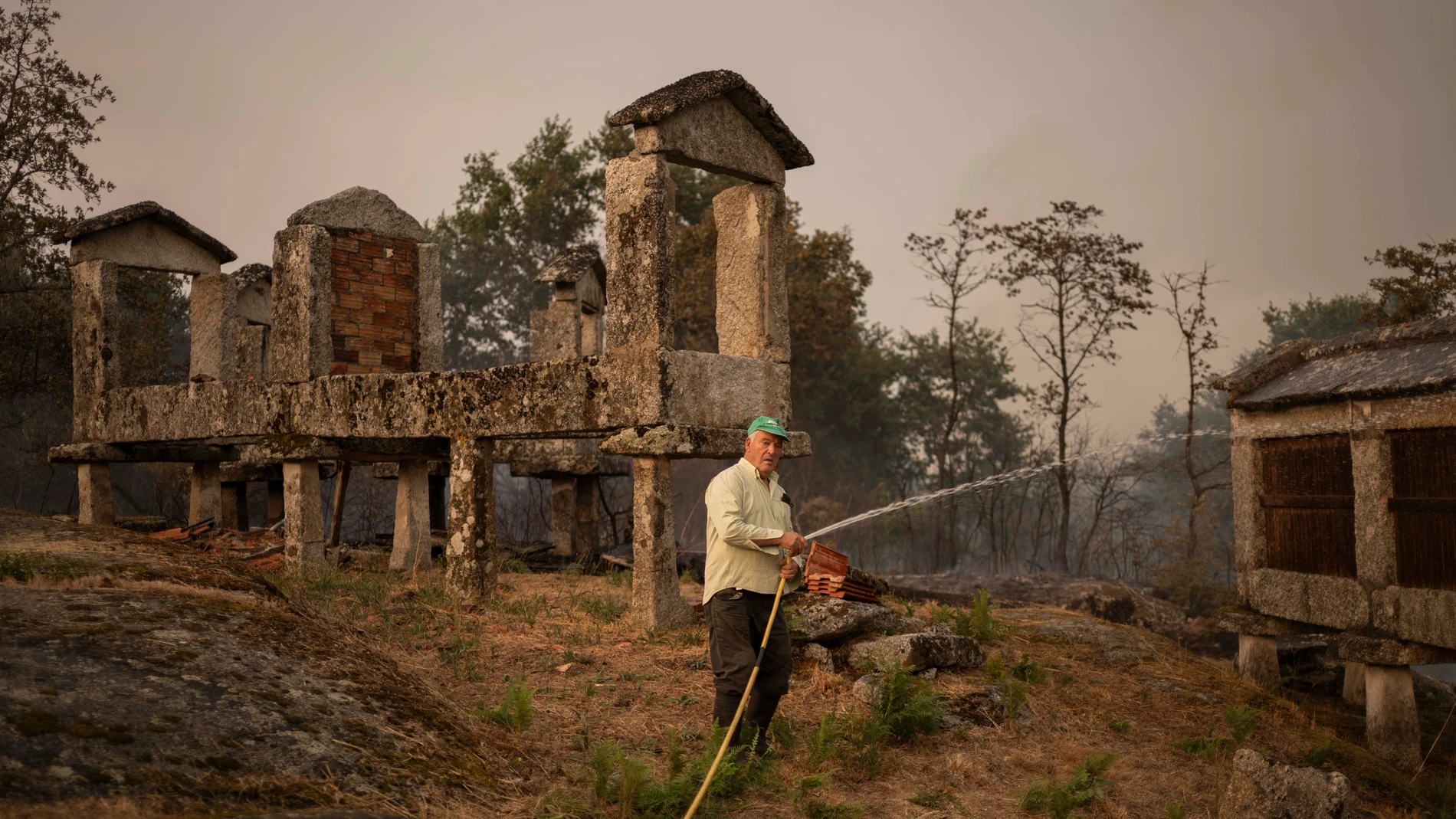 CARBALLEDA DE AVIA (OURENSE), 17/08/2025.- Vecinos trabajan en labores de extinción del incendio forestal de Carballeda de Avia (Ourense) este domingo. La ola de incendios que afecta al noroeste de España no da tregua este domingo. Tras una semana de incendios que han causado tres muertos, miles de hectáreas quemadas y miles de desalojados por las llamas, el país se encuentra devastao. En la región de Galicia ardieron ya 50.000 hectáreas y en la de Castilla y León 3.500 personas permanecían f...