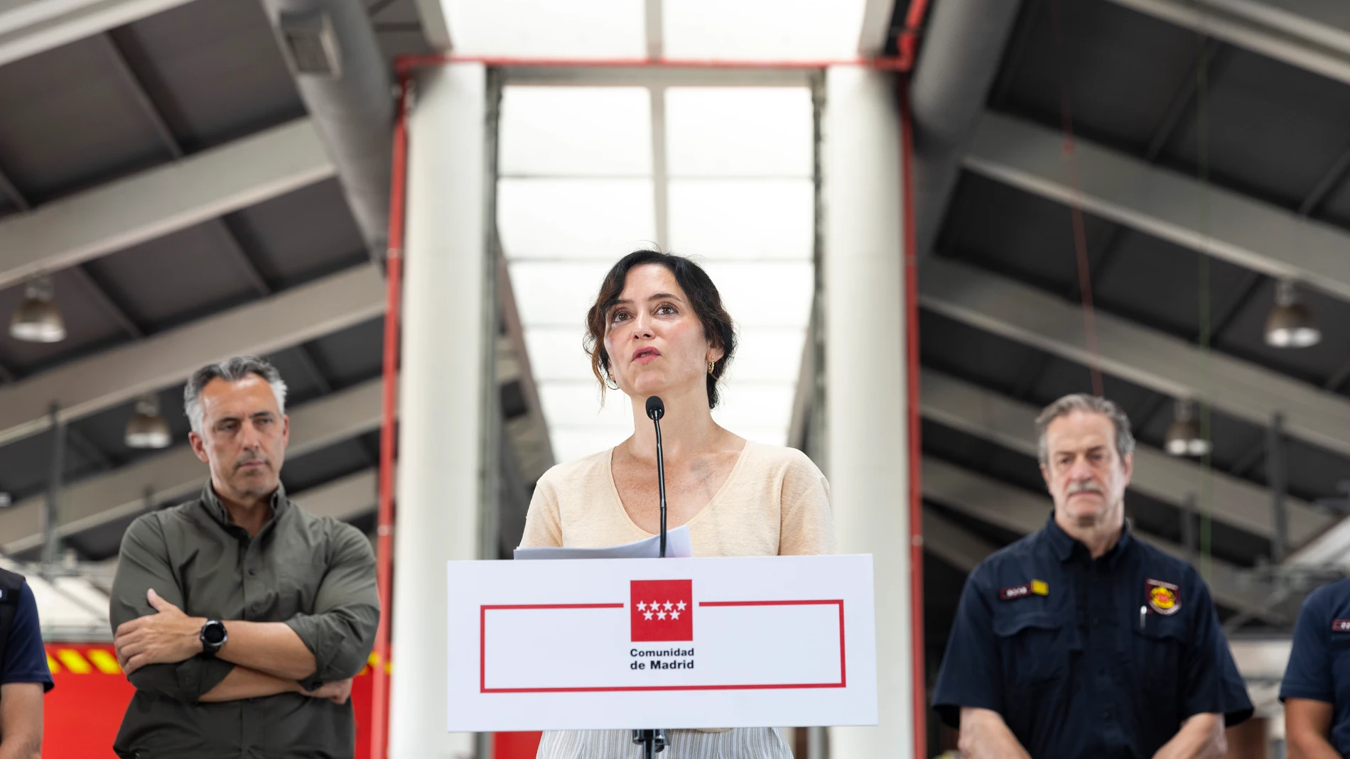 Isabel Díaz Ayuso, visita el parque de bomberos de Las Rozas para agradecer el trabajo de estos en los incendios de estos días.
