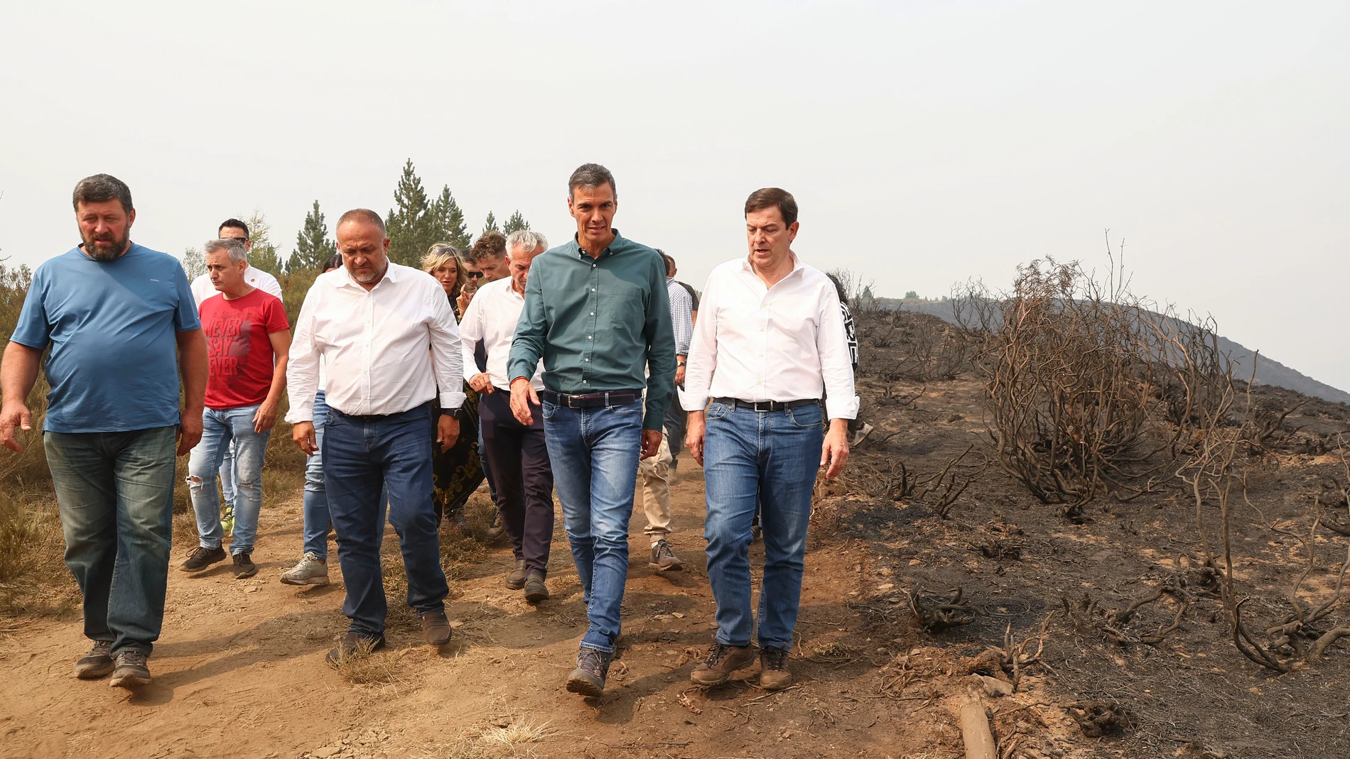 VILLABLINO (LEÓN), 17/08/2025.- El presidente del Gobierno, Pedro Sánchez (2d), junto al presidente de la Junta de Castilla y León, Alfonso Fernández Mañueco (d), visita este domingo la zona afectada por el incendio en Villablino (León). EFE/ Pool Moncloa / Fernando Calvo SÓLO USO EDITORIAL / SÓLO DISPONIBLE PARA ILUSTRAR LA NOTICIA QUE ACOMPAÑA (CRÉDITO OBLIGATORIO)