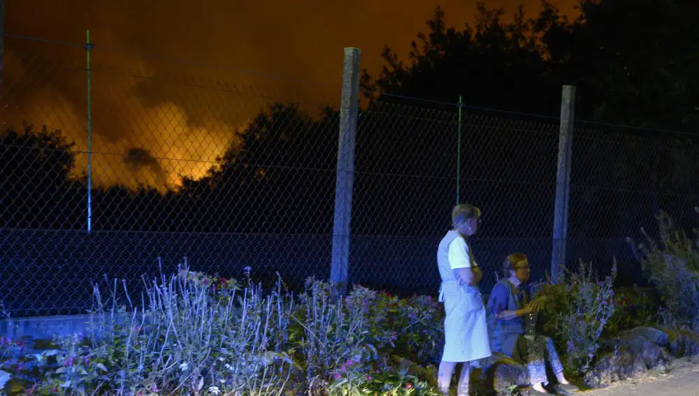 Sucesos.- AMP.- Siguen los cortes de luz en Ourense a causa de los incendios, con interrupciones de 10 horas en Verín